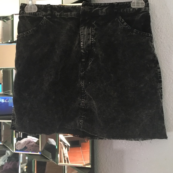 Forever 21 Dresses & Skirts - Forever 21 black denim skirt